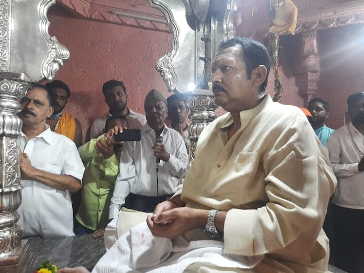 मंदिरे खूली झाल्यानंतर यंदाची पूजा छ. उदयनराजे यांच्या हस्ते करण्यात आली, यावेळी त्यांच्या स्वागतासाठी शिव प्रेमिंनी गडावर मोठी गर्दी केली होती.  (फोटो सौजन्य : निलेश बावळेकर)