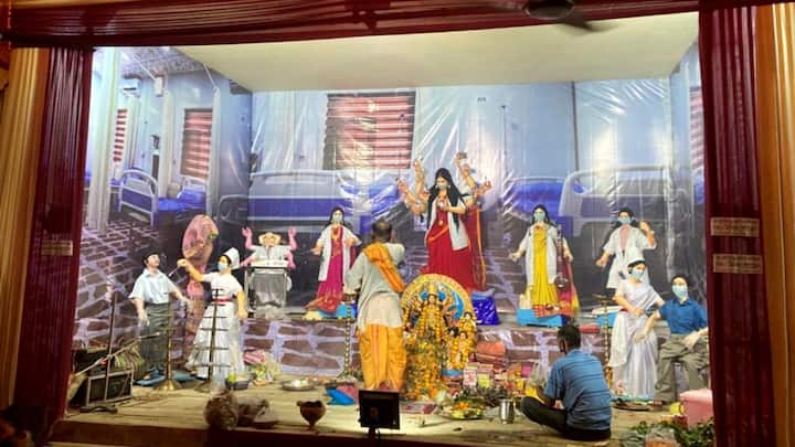 দেবী প্রতিমার নিচে অবশ্য ছোট্ট দেবি প্রতিমা রেখে ফুটিয়ে তোলা হয়েছে দেবির সাবেকি রূপ। পুজো চলছে সেখানেই।