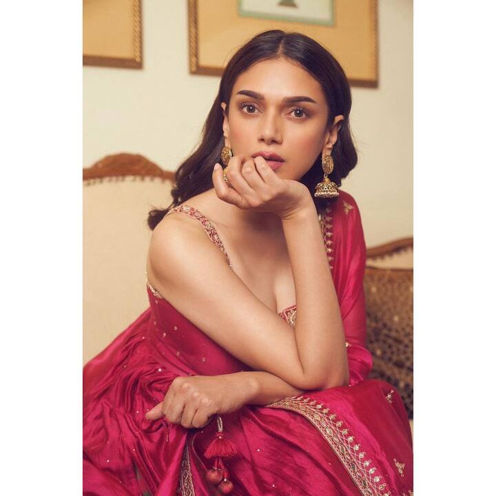 మత్తెక్కించే కళ్లతో చూస్తూ మహా సముద్రం ఫేమ్ అదితిరావు హైదరీ మతి పోగొడుతోంది. (Image credit: Instagram)