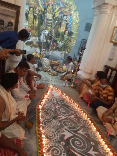 সন্ধিপুজো রাত ১১টা ২৩ মিনিট ৪৯ সেকেন্ড থেকে ১২টা ১১ মিনিট ৪৯ সেকেন্ড মধ্যে সম্পন্ন হয় (ছবি ও তথ্য: পাপিয়া সিংহ)