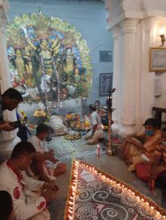 আলো ঝলমলে আভিজাত্যের রোশনাই, শোভাবাজার রাজবাড়িতে সন্ধিপুজোর মুহূর্ত