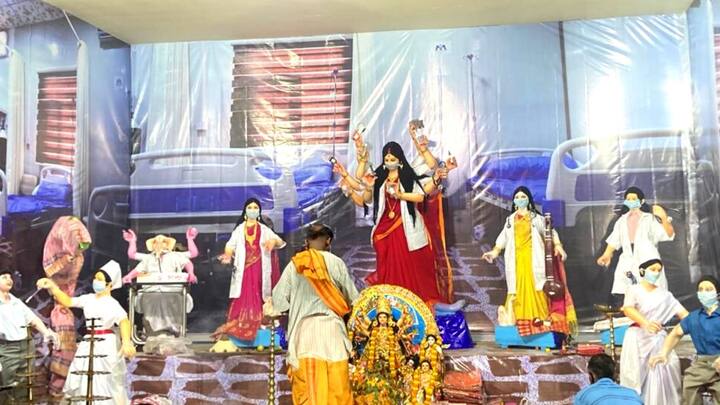 উত্তরপাড়া মিলনী সংঘের পুজোয় এবার অভিনবত্বের ছোঁয়া। মণ্ডপেই দেওয়া হয়েছে করোনা সতর্কতার বার্তা।