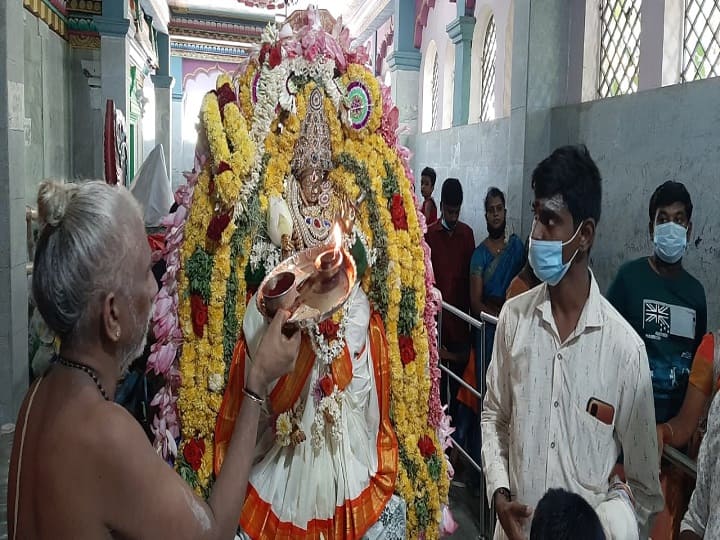 கூத்தனூர் சரஸ்வதி அம்மன் கோயிலில் ஆயுத பூஜையை முன்னிட்டு ஏராளமான பக்தர்கள் சிறப்பு வழிபாடு