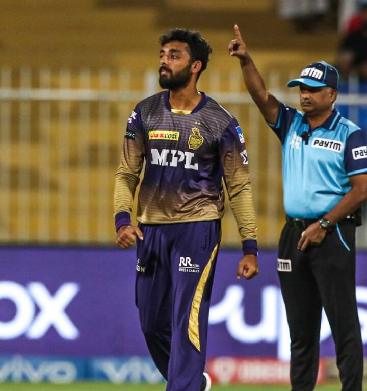 இதைத் தொடர்ந்து களமிறங்கிய டெல்லி அணியில் தொடக்க ஆட்டக்காரர்கள் பிருத்வி ஷா மற்றும் ஷிகர் தவான் சற்று நிதான ஆட்டத்தை வெளிப்படுத்தினர். ஆட்டத்தின்3ஆவது ஓவரை தமிழக வீரர் வருண் சக்ரவர்த்தி வீசினார். அவர் வீசிய முதல் பந்தில் பிருத்வி ஷா எல்பிடபிள்யூ முறையில் ஆட்டமிழந்தார்.  தொடர்ந்து அடுத்த பேட்ஸ்மேன்களும் சொதப்ப, டெல்லி அணி 20 ஓவர் முடிவில் 5 விக்கெட் இழப்பிற்கு 135 ரன்கள் எடுத்தது.