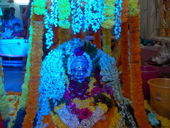 त्यामुळे आजच्या नवमीच्या दिवशी भक्तांनी कालिकाई मातेच दर्शन घेतल आणि मनोभावे देवीच दर्शन घेतलय.