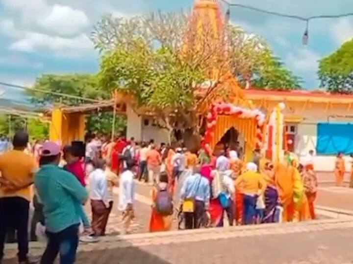 आज नवरात्रोत्सवाता शेवटचा दिवस म्हणजे आज नवमी..शासनाने कोरोनाचे जे सर्व नियम घालून दिलेत ते सर्व नियम पाळून कालिकाई देवीच्या दर्शनासाठी भाविकांना सोडलं जात आहे.