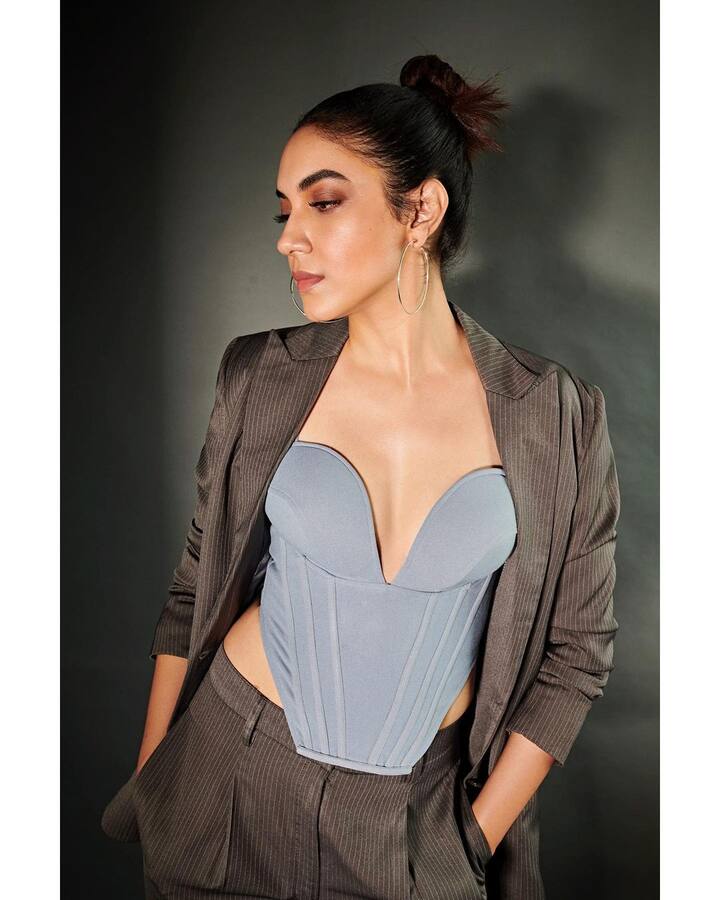 (Image credit: Instagram) పక్కా హైదరాబాదీ హీరోయిన్ రీతూ వర్మ హాట్ ఫోజులతో కుర్రకారులో హీట్ రాజేస్తోంది.