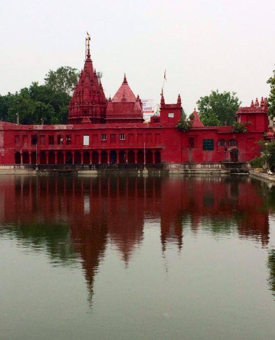दुर्गा कुंड का दुर्गा मंदिर लाल पत्थरों से बना है जो इसकी खूबसूरती को और निखारता है. ये मंदिर 18वीं शताब्दी में बना था.