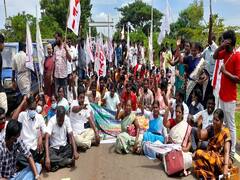 அடிப்படை வசதிகளை மேம்படுத்த கோரி திருவாரூர்மருத்துவக்கல்லூரி மருத்துவமனை முன் போராட்டம்