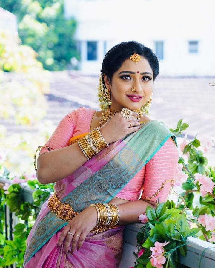 ఈ ముద్దుగుమ్మ అందమైన అమాయకత్వంతో తెలుగు పేక్షకులను ఆకట్టుకుంటోంది. ఆమె చూపులతో ఇట్టే ఫ్యాన్స్ మనసు దోచేస్తుంది. (Image: Ashika Gopal Padukone Instagram)