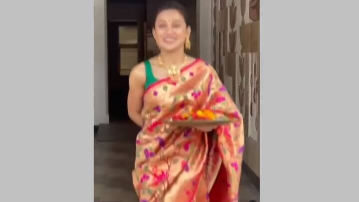 সংক্রমণ বাঁচিয়ে দুর্গাপুজো কাটাচ্ছেন তারকারা।