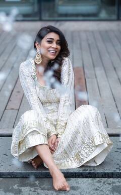 அந்த மல்லிப்பூ கண்ண வைக்கும்...  அச்சோ... அவ்வளோ அழகு...! ஷ்ரேயாவின் ரீசண்ட் புகைப்படங்கள்