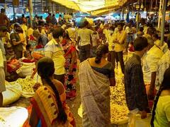 ஆயுதபூஜை பொருட்கள் விற்பனை அமோகம்...! - காற்றில் பறந்த கொரோனா கட்டுப்பாடுகள்