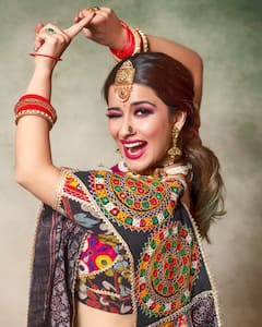 Nyra Banerjee Looks: पॉपुलर टीवी एक्ट्रेस Nyra Banerjee पर चढ़ा नवरात्रि का रंग, ट्रेडिशनल लुक देखकर फिर धड़का फैंस का दिल