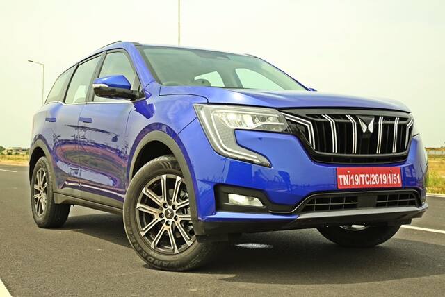 Mahindra XUV700- हम पहले ही इस बारे में बात कर चुके हैं कि XUV700 पहले से ही 50 हजार बुकिंग के साथ वेटिंग पीरियड के साथ महिंद्रा थार को पीछे छोड़ सकती है. XUV700 में पेट्रोल और डीजल दोनों पावरट्रेन की भारी मांग देखी जा रही है. अभी इसका वेटिंग पीरियड छह से सात महीने का है, जो कि आने वाले समय में एक साल का हो सकता है.