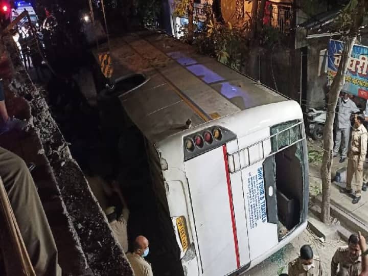 Big Road accident in Ghaziabad uncontrolled bus fall from flyover ANN गाजियाबाद में भीषण सड़क हादसा, अनियंत्रित बस फ्लाईओवर से नीचे गिरी, एक की मौत, सात घायल