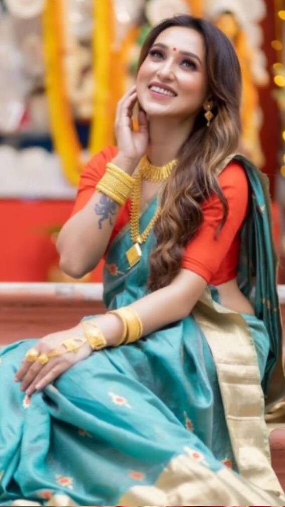 উপচে পড়ছে সৌন্দর্য, পুজোর সাজে শাড়িতে মোহময়ী মিমি চক্রবর্তী