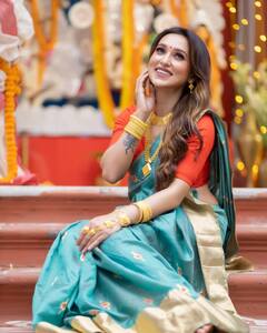 বেনারসির সঙ্গে সোনার গয়না, নবমীতে সাবেকি সাজে নজর কাড়লেন মিমি