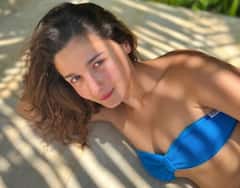 Filmy Gupshup: Alia Bhatt ने शेयर की Sizzling Photo, बिकिनी में दिखी अभिनेत्री