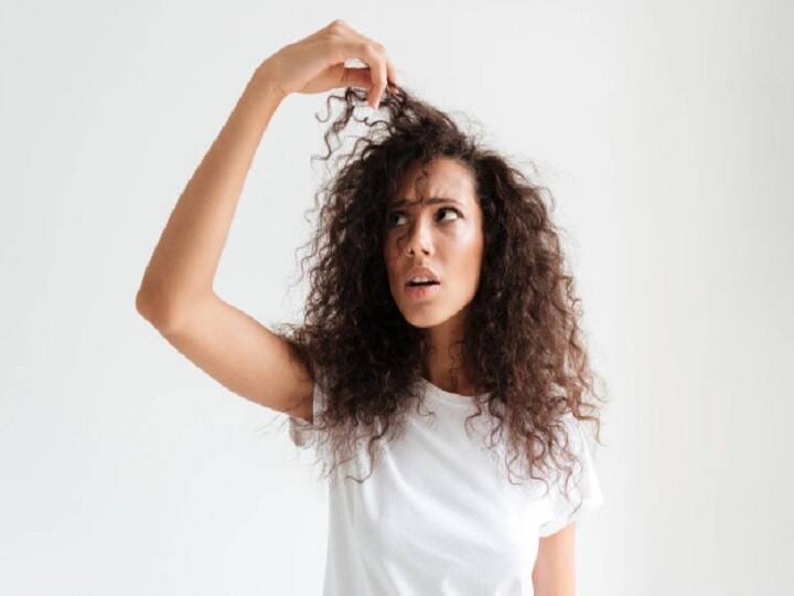Follow these Hair Care Tips to Get Rid of Dandruff permanently Hair Care Tips: सिर में बार-बार लौट आता है डैंड्रफ, इन उपायों को अपनाकर करें इससे बचाव