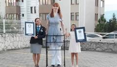 World's Tallest Living Woman: ప్రపంచంలోనే పొడవైన మహిళ... గిన్నిస్‌ వరల్డ్ రికార్డ్స్‌‌లో చోటు