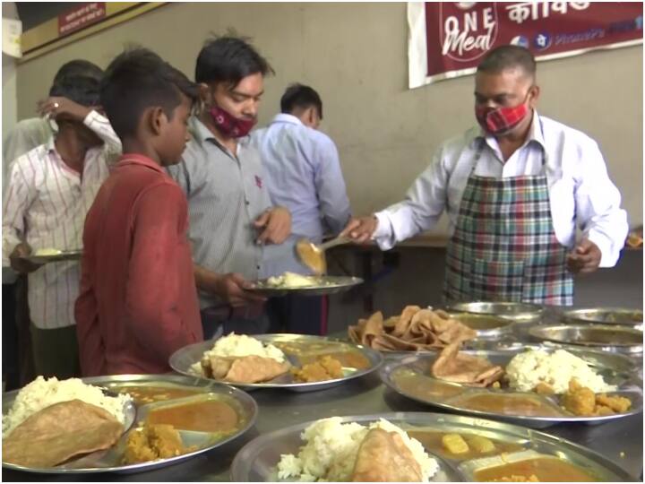 Delhi An NGO serves food to the needy in an air-conditioned facility for Rs 10 per person राजधानी दिल्ली के इस जगह पर सिर्फ 10 रुपये में दिया जा रहा एसी सुविधा के साथ पेटभर खाना