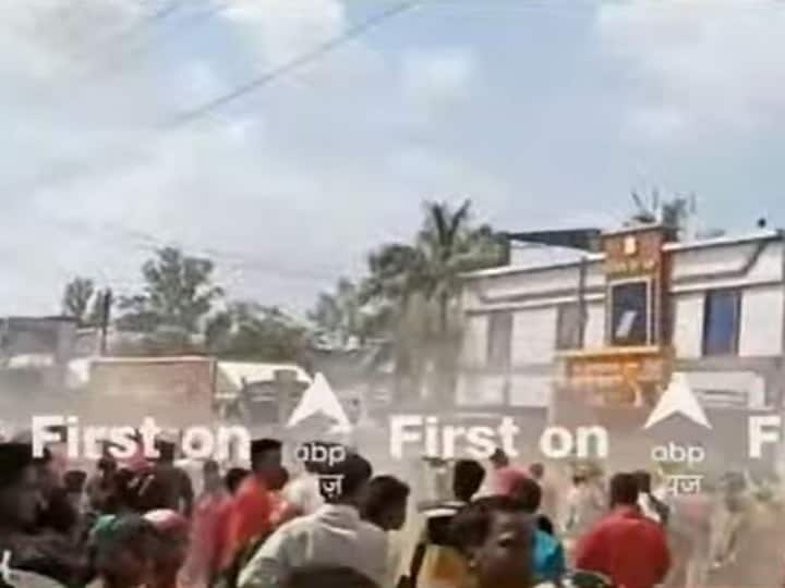 हालांकि, छत्तीसगढ़ के जशपुर जिले में एक तेज रफ्तार कार की चपेट में आने से दुर्गा प्रतिमा विसर्जन करने जा रहे एक व्यक्ति की मौत हो गई तथा 17 अन्य घायल हो गए. वहीं, राजस्थान के धौलपुर में पांच लोग देवी दुर्गा की प्रतिमा के विसर्जन के दौरान पार्वती नदी में डूब गये.