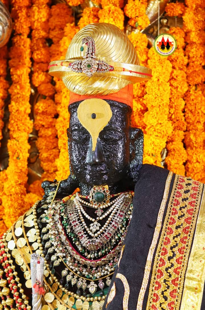 हिरेजडित मुकुट, सोन्याचे पातळ आणि ठेवणीतील हिरेजडित दागिने परिधान करण्यात आले आहेत.