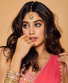 Janhvi Kapoor: ట్రెడిషనల్ లుక్స్‌లో జాన్వీ కపూర్... చీర కట్టులో అదుర్స్
