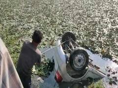 यूपी के बिजनौर में भीषण हादसा, अनियंत्रित कार सड़क किनारे तालाब में डूबी, चार की मौत