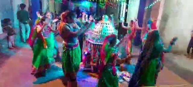 નવરાત્રીના છલ્લે નોરતે રાજકોટમાં શેરી ગરબામાં ખેલૈયાઓએ ઘૂમ મચાવી.