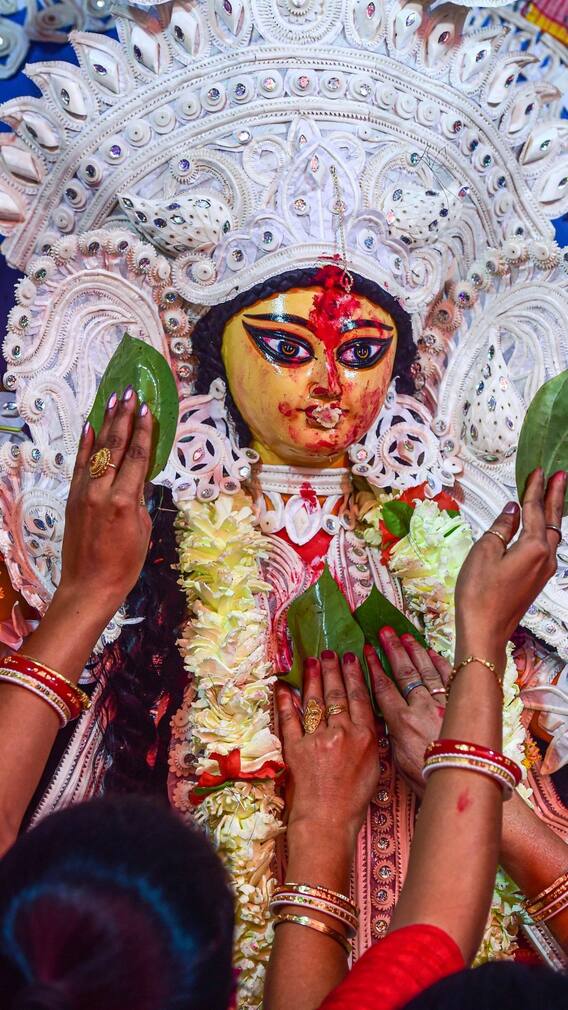 রাঙা মুখে উমা বিদায়