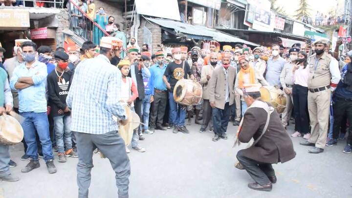 ਸ਼ੁੱਕਰਵਾਰ ਨੂੰ ਕੱਢੀ ਗਈ ਰੱਥ ਯਾਤਰਾ ਵਿੱਚ ਜ਼ਿਲ੍ਹਾ ਕੁੱਲੂ ਦੇ ਵੱਖ -ਵੱਖ ਇਲਾਕਿਆਂ ਤੋਂ 200 ਤੋਂ ਵੱਧ ਦੇਵਤਿਆਂ ਨੇ ਰੱਥ ਯਾਤਰਾ ਵਿੱਚ ਹਿੱਸਾ ਲਿਆ।