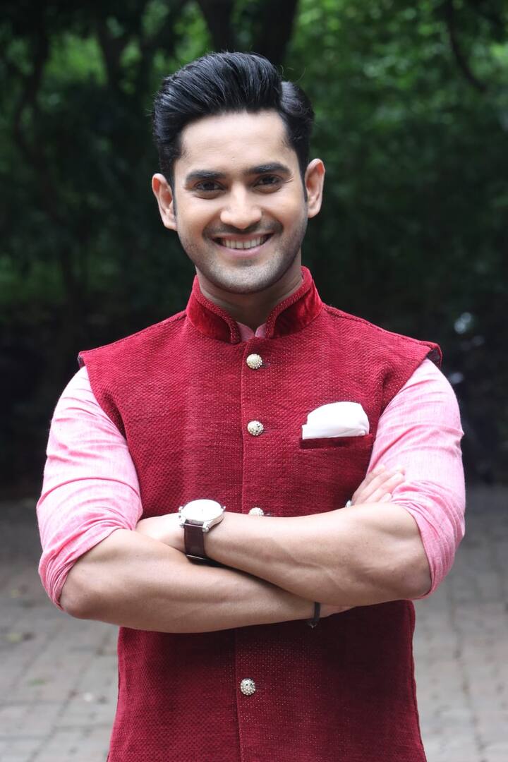 मंदार जाधव - दसरा हा सण माझ्यासाठी खूपच स्पेशल आहे. कारण पाच वर्षांपूर्वी मी माझ्या कमाईतून घर खरेदी केलं जे माझ्यासाठी खूपच लकी ठरलं आहे. मी दसऱ्याला आवर्जून सोनं खरेदी करतो. माझ्या घरी शस्त्र पूजा आणि सरस्वती पूजन केलं जातं.