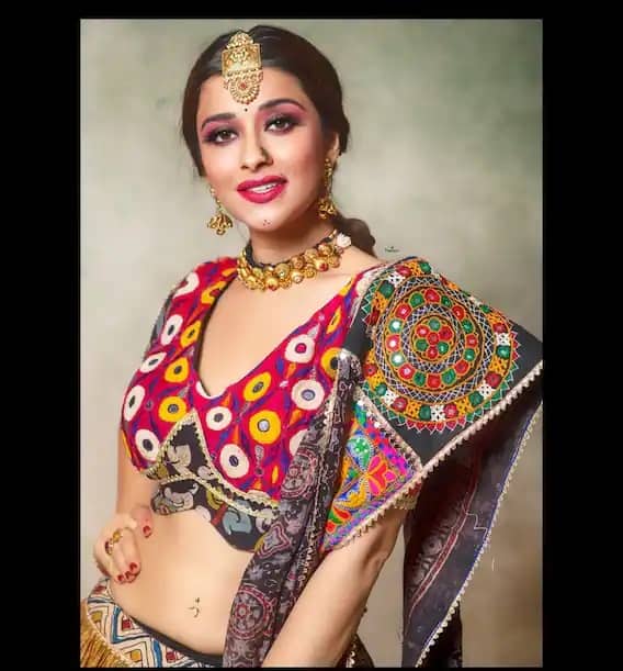 જાણીતી એક્ટ્રેસ નાયરા બેનર્જીએ પણ નવરાત્રીના પ્રસંગે પોતાનો ટ્રેડિશનલ લૂક બતાવ્યો. તેને આ આઉટફિટમાં કેટલીય તસવીરો ઇન્સ્ટાગ્રામ પર શેર કરી છે. (તસવીરો - સોશ્યલ મીડિયા)
