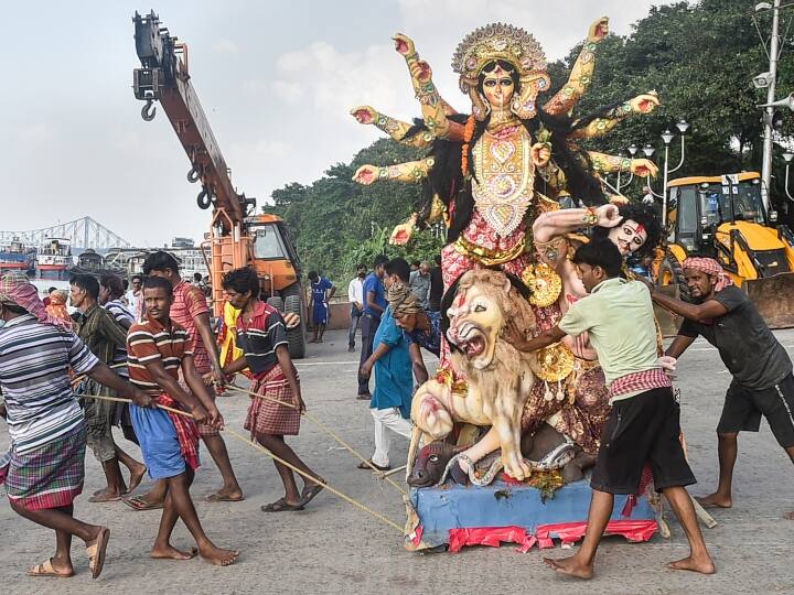 ओडिशा के गंजाम जिले के ब्रहमपुर शहर में राज्य के कुछ तेलुगू समुदाय के लोगों ने लुप्त होती ‘बोम्माला कोलुवु’ परम्परा का पालन किया, जबकि राज्य के अधिकतर हिस्सों में कोविड-19 संबंधी पाबंदियों के कारण जश्न को सीमित ही रखा गया. ‘बोम्माला कोलुवु’, भारत में शरद ऋतु में मनाया जाने वाला गुड़ियों तथा मूर्तियों का उत्सव है. इसे नवरात्रि के पहले दिन से दशहरे तक मनाया जाता है. हाथियों के भव्य ‘जंबू सवारी’ जुलूस के साथ कर्नाटक के मैसुरू में दस दिवसीय दशहरा उत्सव का समापन हो गया.