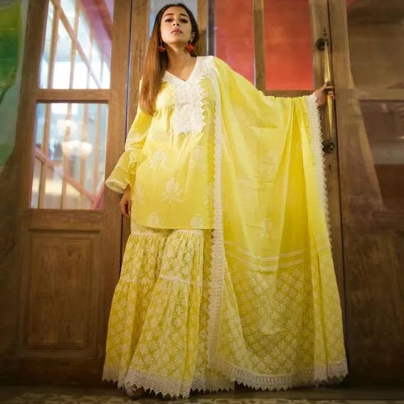 ટીવી એક્ટ્રેસ ટીના દત્તા હંમેશા પોતાના લૂક્સ અને સ્ટાઇલના કારણે ચર્ચામાં રહે છે. નવરાત્રીના પ્રસંગે તેને આ પીળો ડ્રેસ પહેરેલો છે. (તસવીરો - સોશ્યલ મીડિયા)