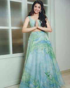 Krithi shetty Photos: దసరా శుభాకాంక్షలు చెబుతున్న ఉప్పెన భామ కృతి