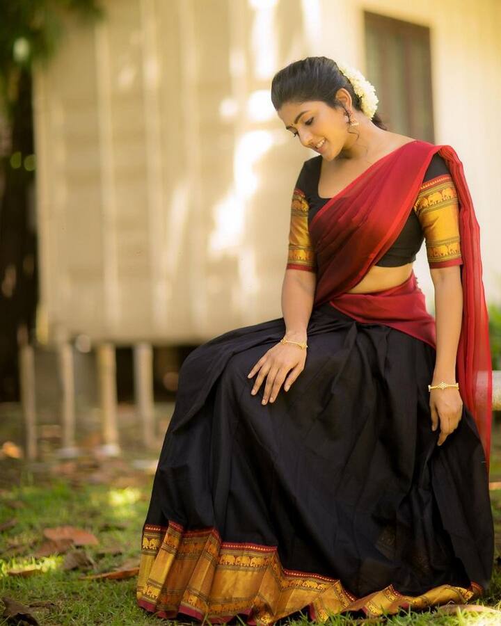 (Courtesy : Instagram) దసరా పండగా సందర్భంగా ఈ బ్యూటీ లంగావోణీ వేసుకొని కనిపించింది. 