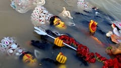 Vijaya Dashami 2021: শুরু বিসর্জন পর্ব, ঘট বিসর্জনের জন্য ৩ জনকে গঙ্গায় নামার অনুমতি| Bangla News