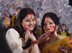Durga Puja 2021:সিঁদুরে রাঙা হল গাল, মা চললেন স্বামীর ঘরে