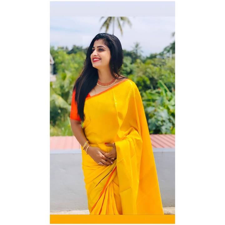 అమాయక చూపులతో తెలుగు ప్రేక్షకులను ఆకట్టుకుంది.(Image/Chaithra Rai Instagram)