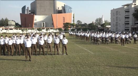 संघाचा दसरा मेळावा, स्वयंसेवकांचं पथसंचलन (photo tweeted by : @friendsofrss)