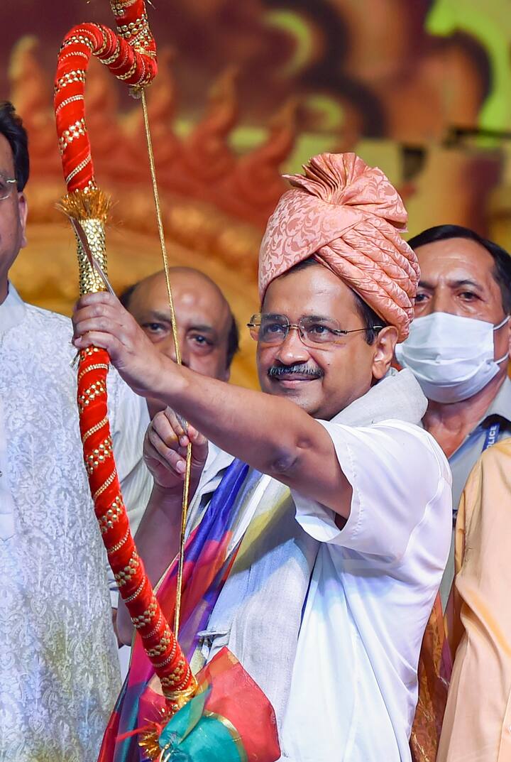 দেশজুড়ে পালিত হল দশেরা উৎসব। সন্ধেতে দিল্লিতে শুরু হয় রাবণ দহন। অনুষ্ঠানে উপস্থিত ছিলেন দিল্লির মুখ্যমন্ত্রী অরবিন্দ কেজরিওয়াল।