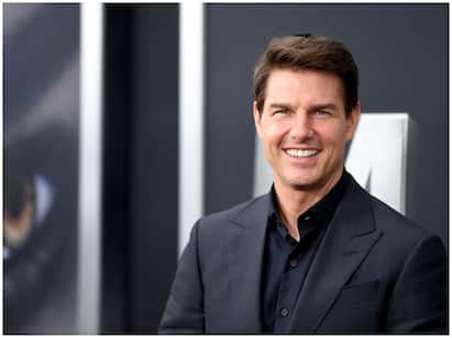 Tom Cruise Tells King Charles You Can Be My Wingman At Coronation Concert Tom Cruise Flying: இங்கிலாந்து மன்னரை வாழ்த்த விமானத்தை தலைகீழாக ஓட்டிய டாம் க்ரூஸ்..! 60 வயதிலும் அடங்காத ஆக்‌ஷன்..!