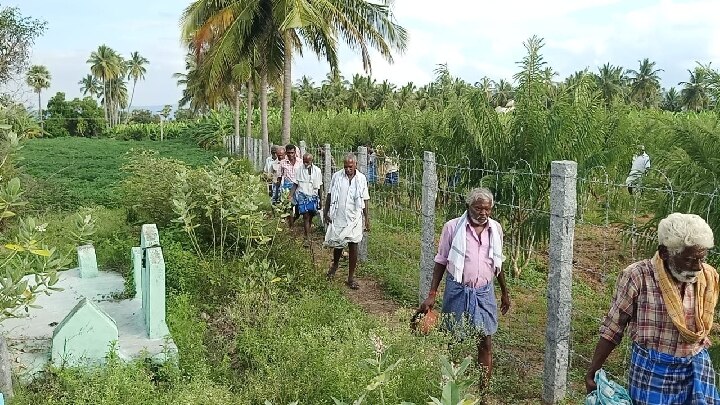 தருமபுரி: மயானத்திற்கு செல்லும் பாதை ஆக்கிரமிப்பு-ஒற்றையடி பாதையில் சடலங்களை எடுத்து செல்லும் மக்கள்