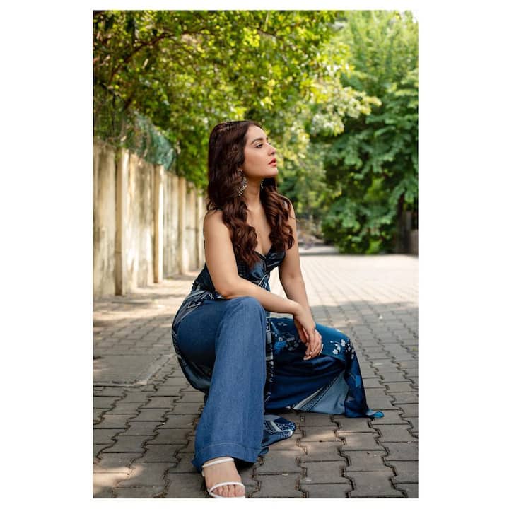 (Image credit: Instagram) నిజానికి రాశి మొదటి తెలుగు సినిమా మనం. అందులో నాగచైతన్య లవర్ గా చిన్న పాత్ర చేసింది.