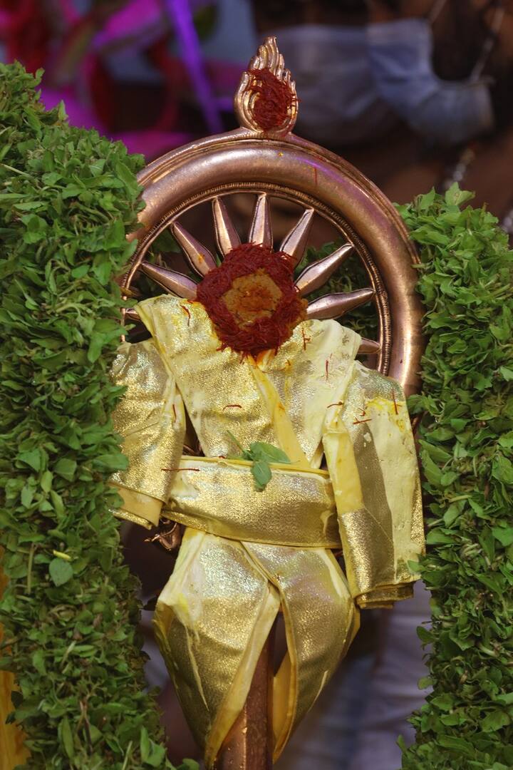 ఈ ఉత్సవాల్లో ఆఖరి ఘట్టమైన శ్రీవారి చక్రస్నానం ఘనంగా నిర్వహించారు.