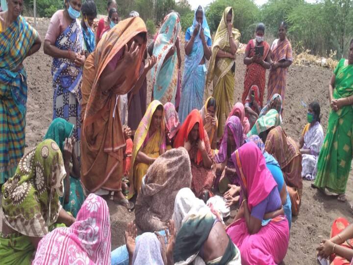 Thoothukudi: Villagers near Vilathikulam worship the rain and burn the tortoise. தூத்துக்குடி: விளாத்திகுளம் அருகே மழை வேண்டி ஒப்பாரி வைத்தும் கொடும்பாவி எரித்தும் கிராம மக்கள் நூதன வழிபாடு