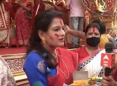 Kolkata: Maa Durga की विदाई में धूमधाम से मनाया जा रहा Sindur Khela, हर तरफ उमंग | Ground Report